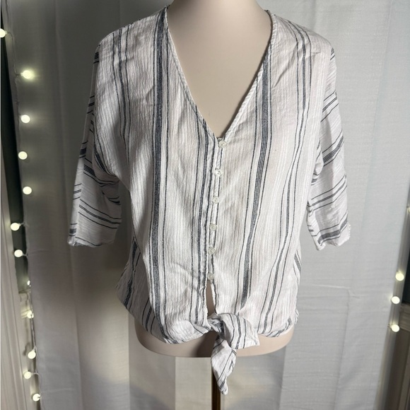 Sadie & Sage Black and Gray 3/4 Sleeve Tie Front Button Down Top - Picture 1 of 5